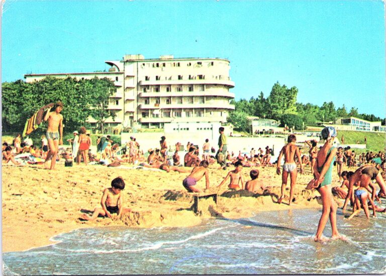 Carte poștală color: copii jucându-se la malul mării, cu hotelul Belona în spate