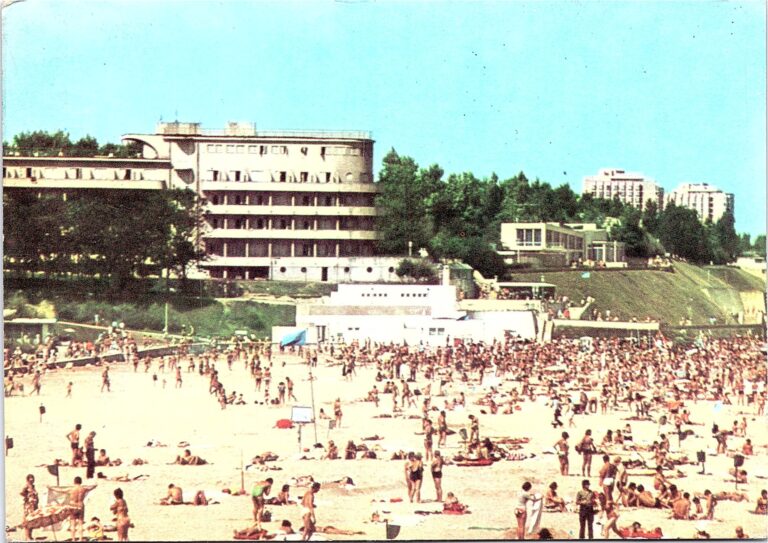 Carte poștală color: plaja Belona plină de turiști, cu hotelul pe faleză