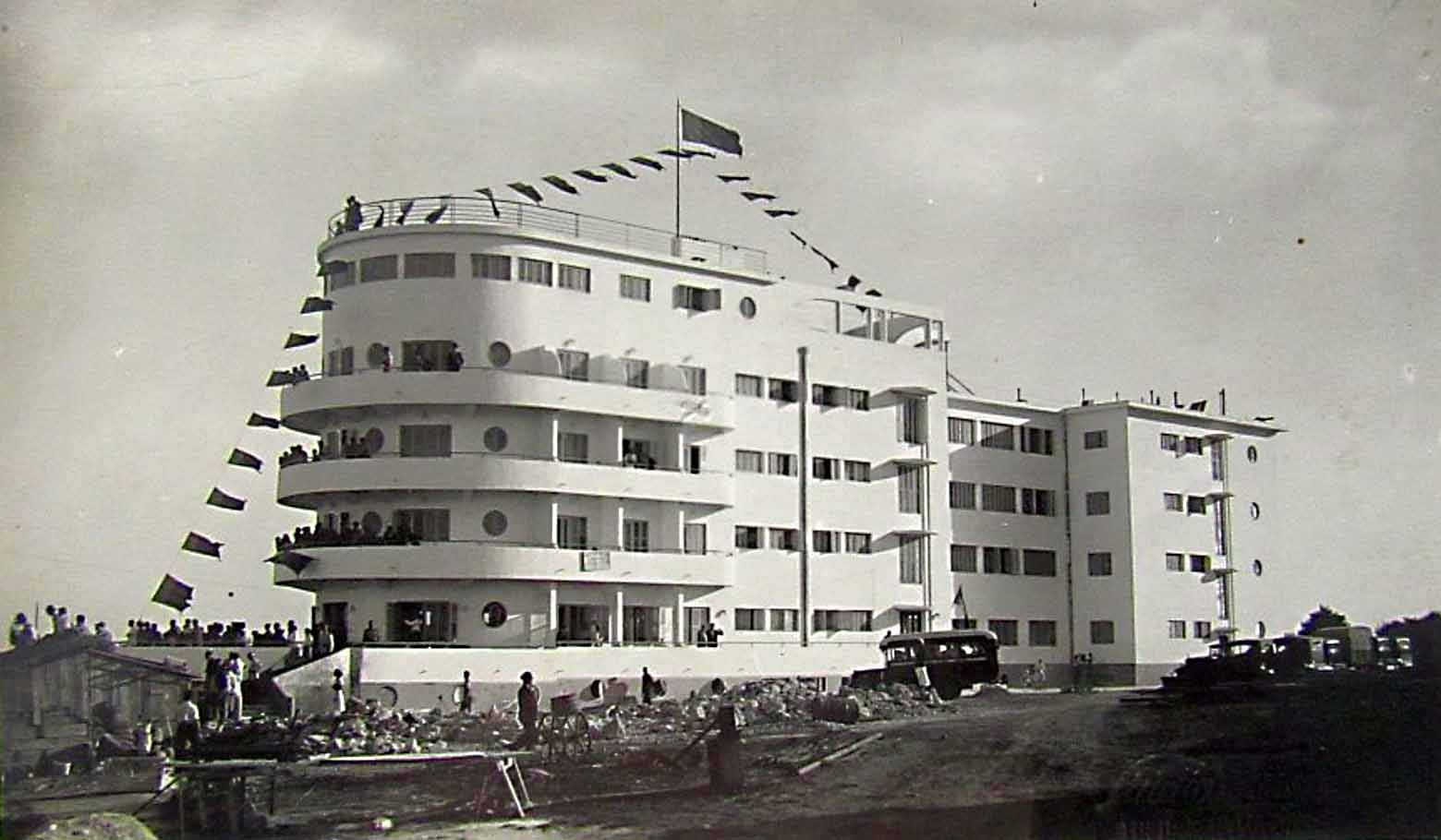 Hotelul Bellona din Eforie împodobit cu șiruri de steaguri, fotografie alb-negru dinainte de război