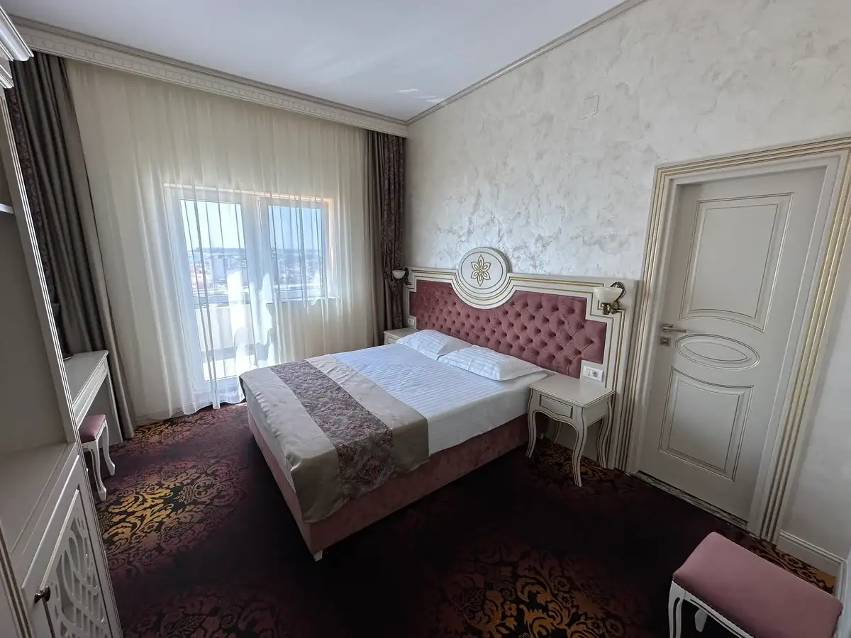 Cameră dublă standard cu pat dublu și tăblie roz capitonată