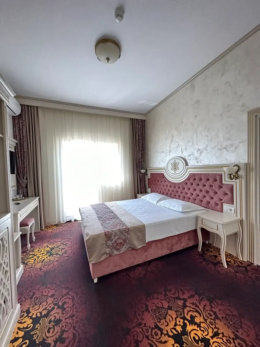 Cameră dublă superioară cu pat matrimonial mare