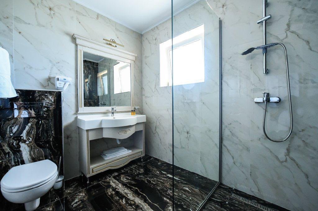 Baie la Hotel Belona, cu duș walk-in cu perete de sticlă
