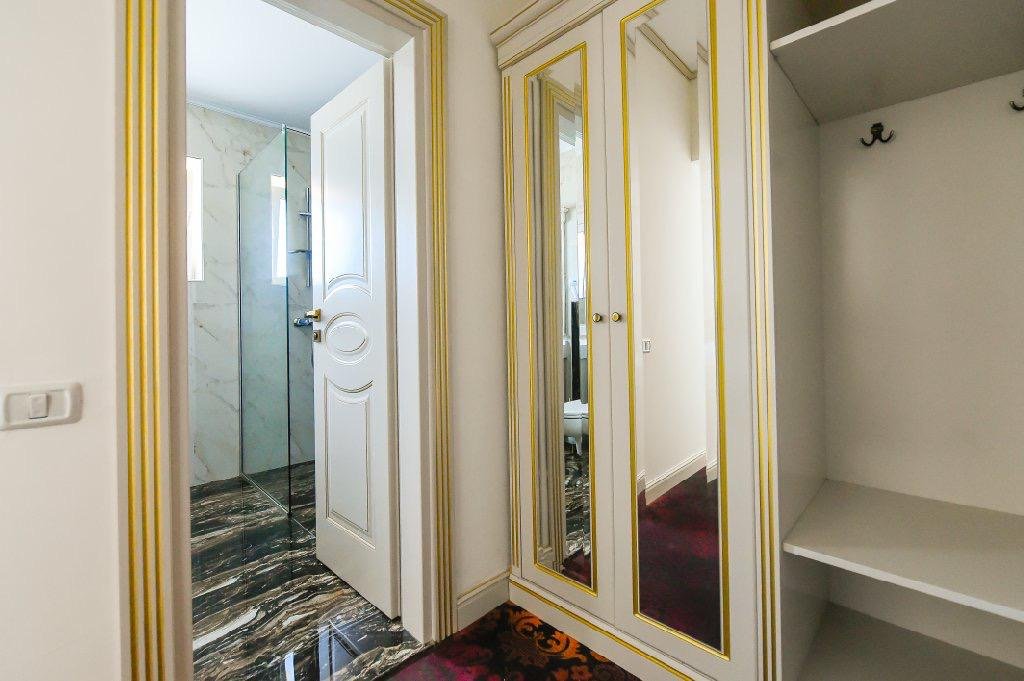 Holul unei camere de la Hotel Belona, cu dressing cu oglinzi și intrarea în baie