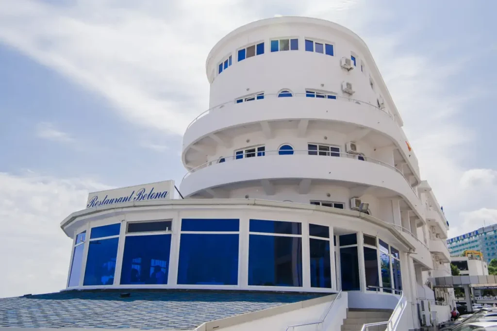 Obiective turistice lângă Eforie Nord – Prova albă, rotunjită, a Hotelului Belona, cu rotonda vitrată a restaurantului la bază